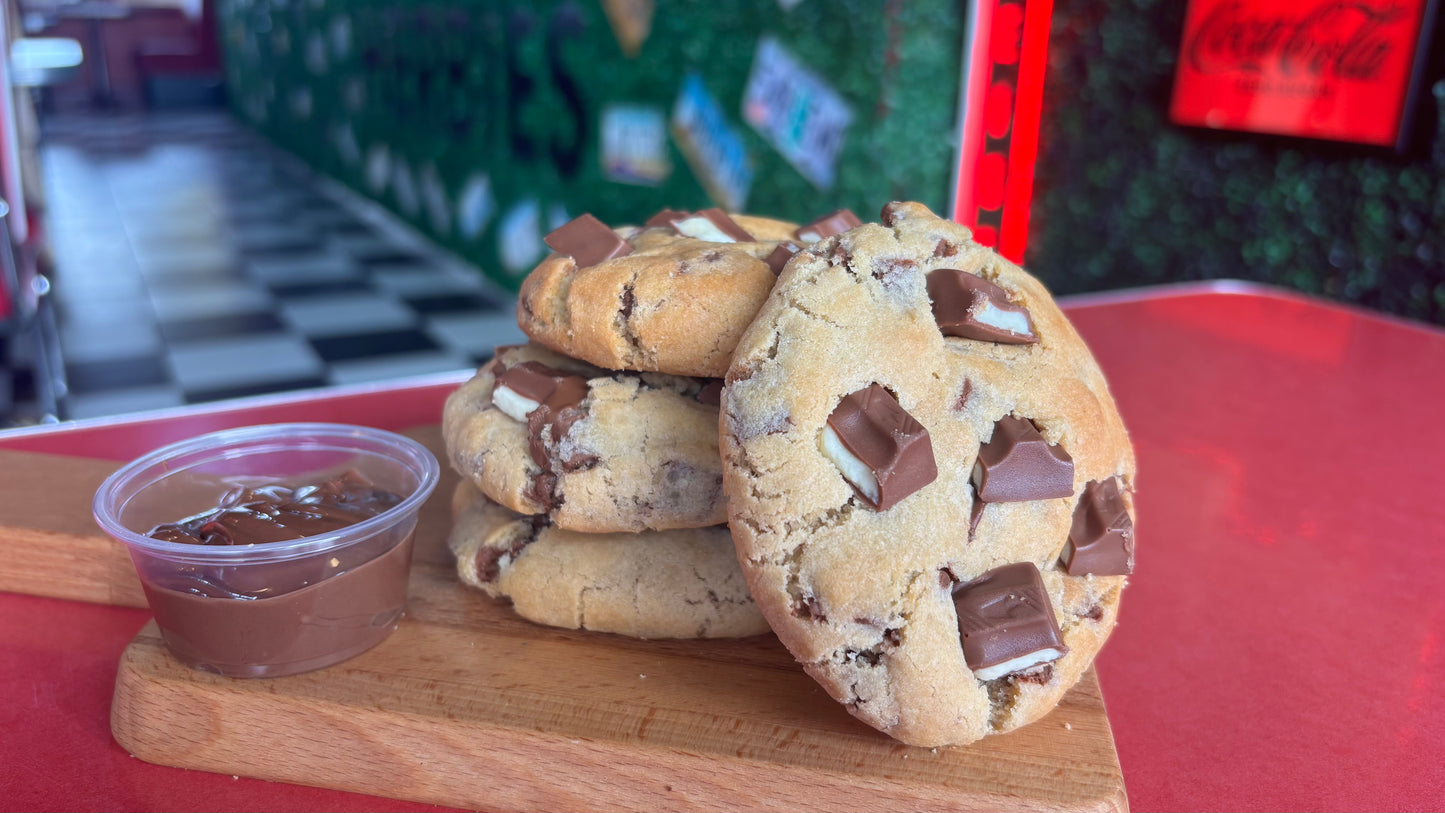 Box of 4 stuffed Kinder Cookies with a Nutella dip
